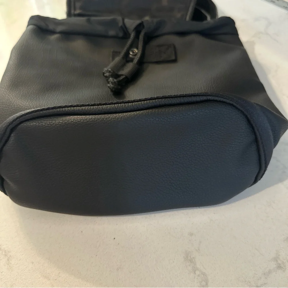 ADIDAS BLACK FAUX LEATHER‎ ROSE GOLD SMALL FESTIVAL DRAWSTRING BACKPACK - Picture 4 of 11